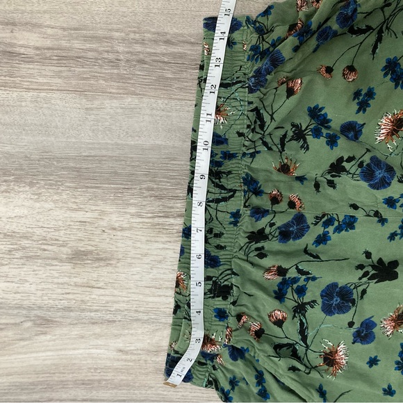 Jessica Simpson | green pants with flowers 🌺 - Picture 3 of 5